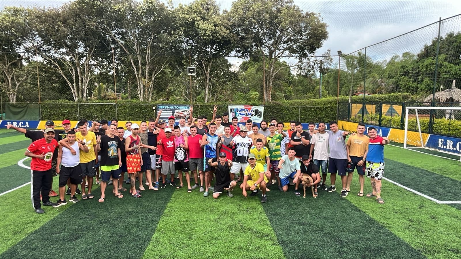 Grupo de participantes reunidos en una cancha después de una actividad deportiva