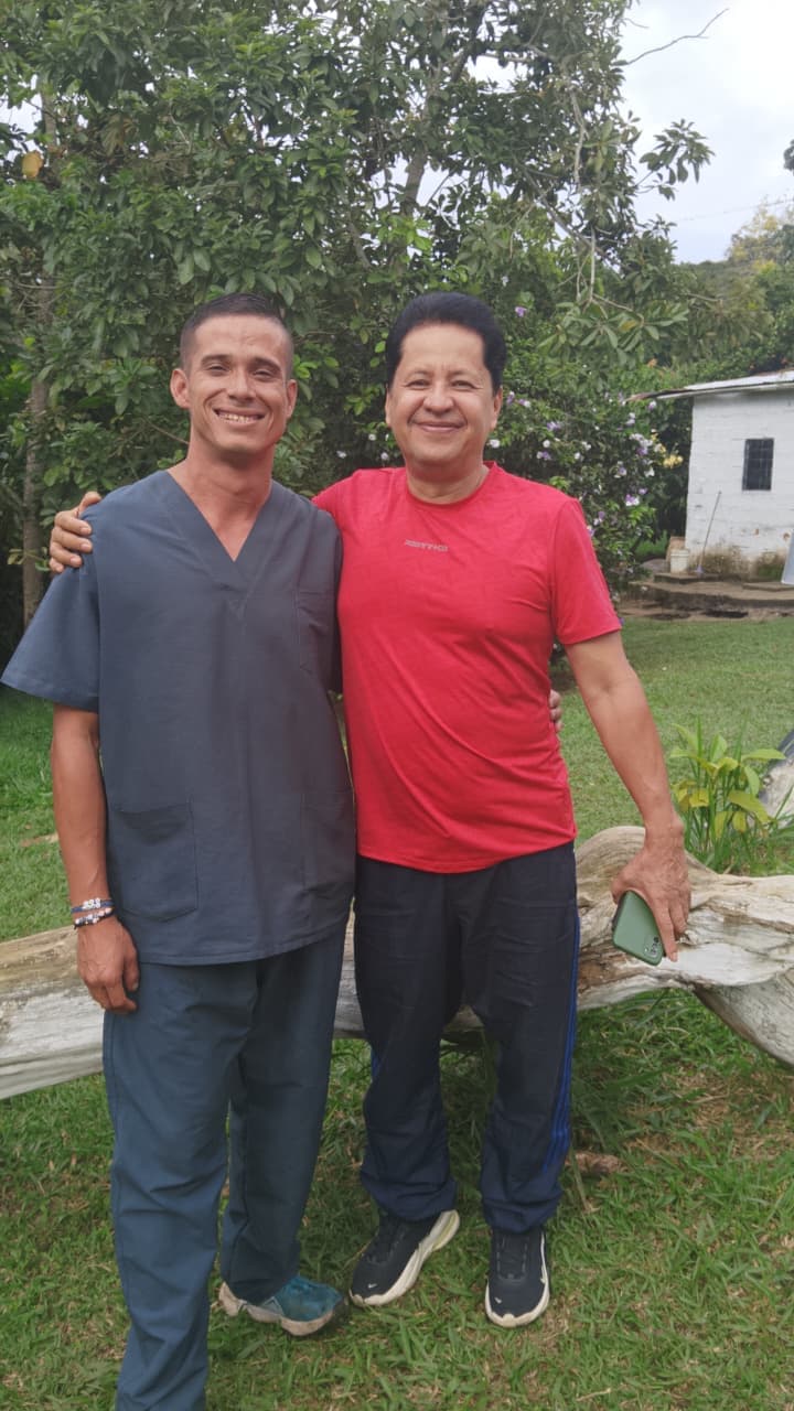 Dos personas posando en un espacio exterior