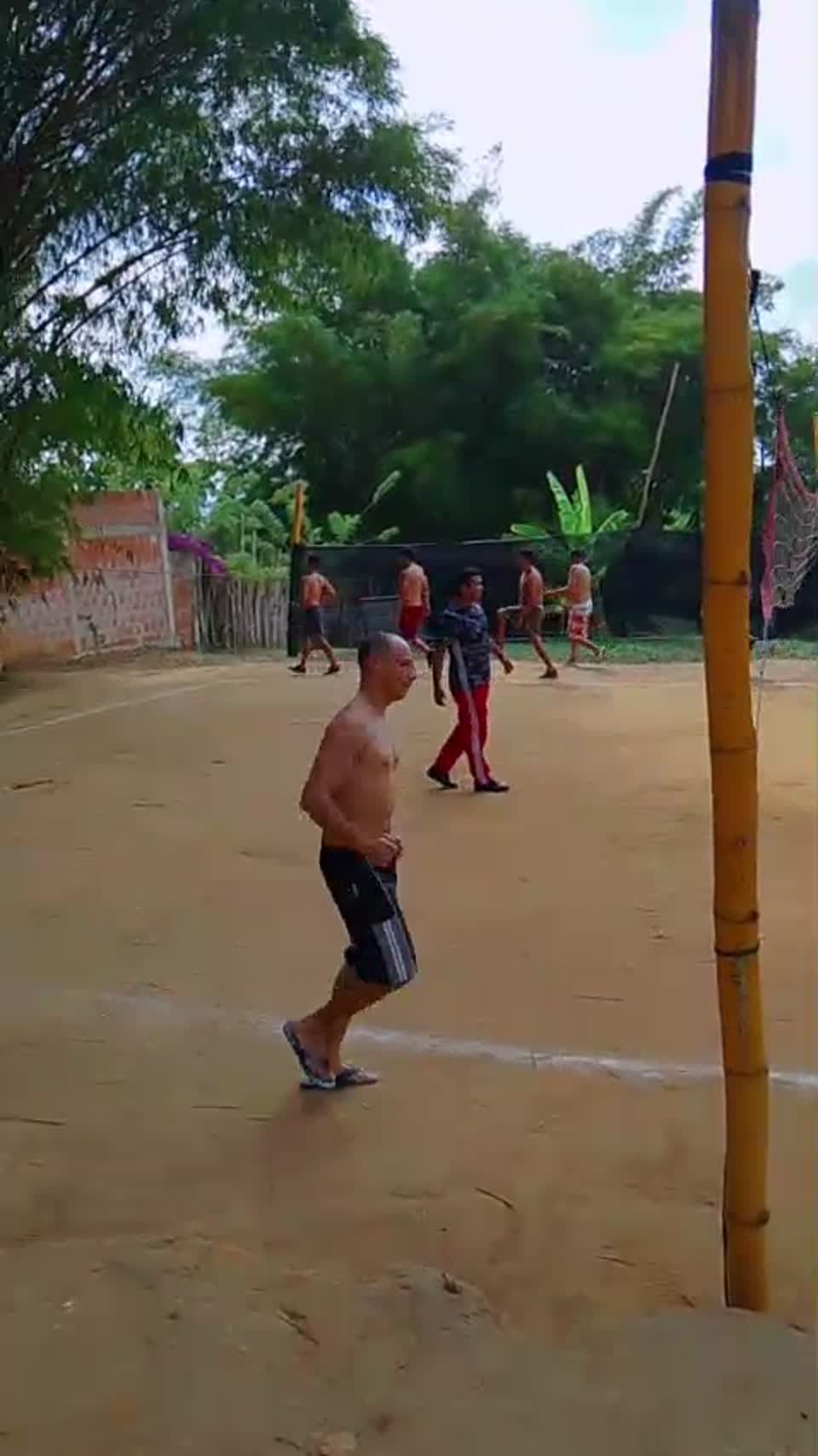 Participantes en una cancha durante una actividad deportiva