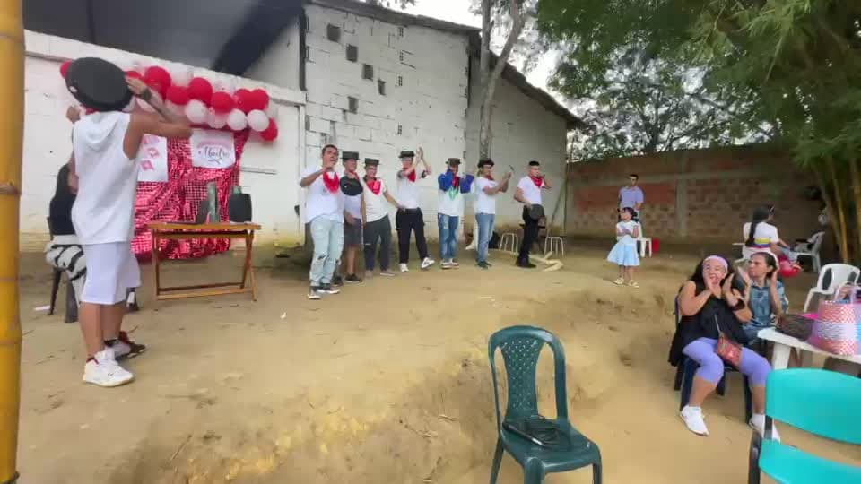Presentación grupal con público durante una jornada de reconocimiento familiar