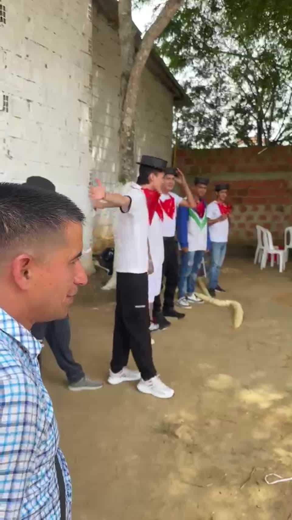 Participantes en una presentación al aire libre